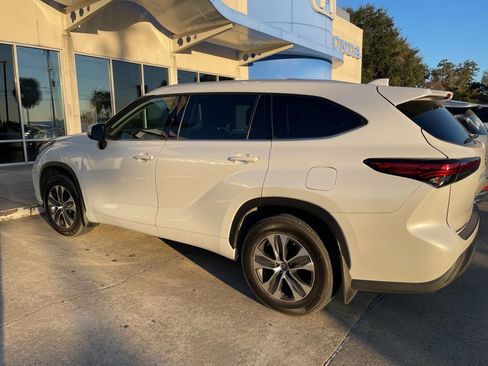 Used 2022 Toyota Highlander XLE image 4