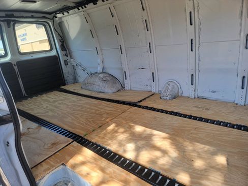 Used 2014 Chevrolet Express 3500 Extended RWD image 24