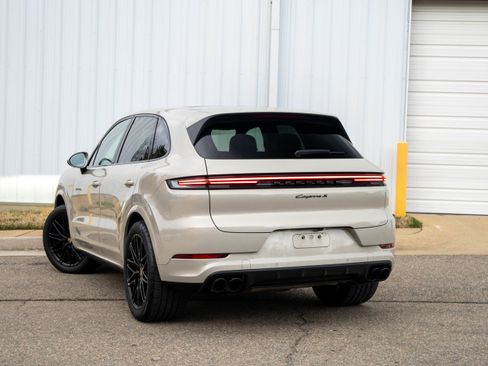 Certified 2024 Porsche Cayenne S image 3