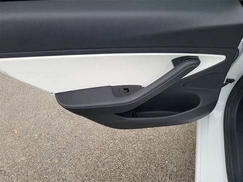 Used 2020 Tesla Model 3 Standard Range Plus image 11
