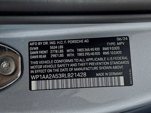 Certified 2024 Porsche Macan image 32