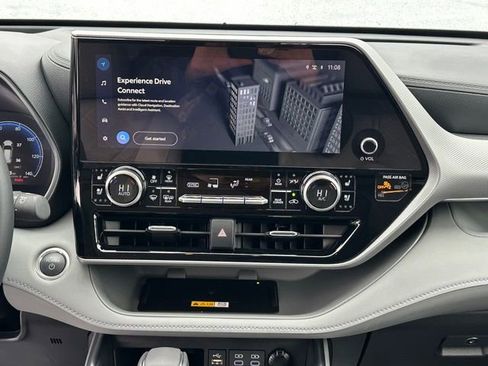 Certified 2025 Toyota Highlander Platinum image 19