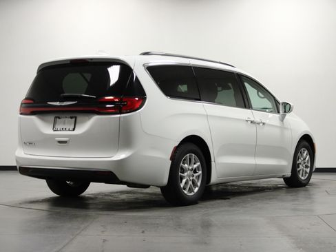 Used 2022 Chrysler Pacifica Touring-L FWD image 4