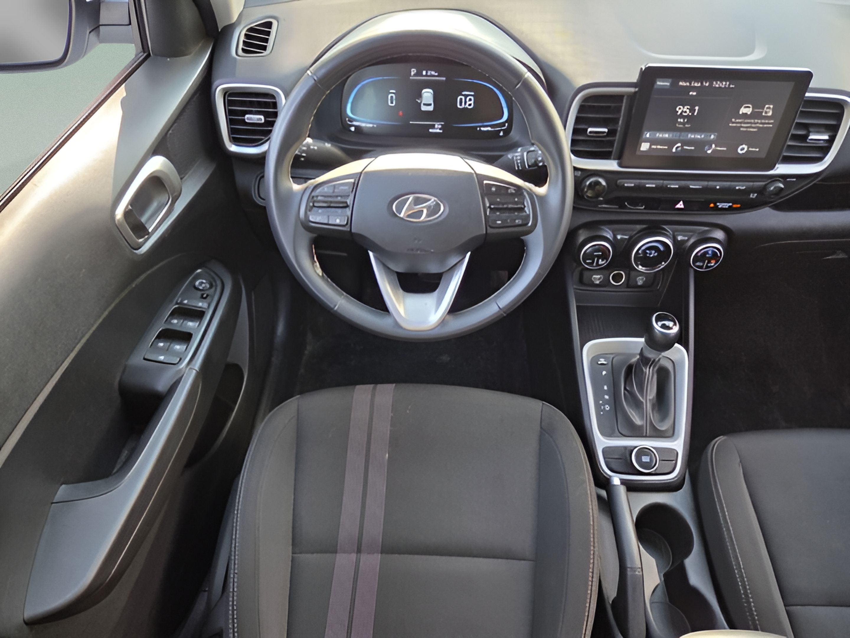 Used 2025 Hyundai Venue SEL FWD image 13