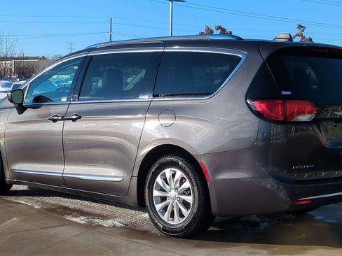 Used 2018 Chrysler Pacifica Touring-L Plus image 3