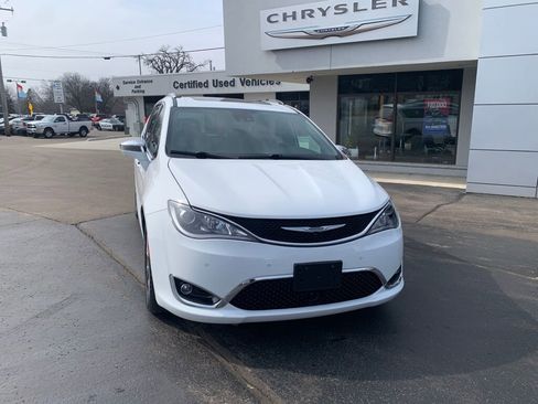 Used 2020 Chrysler Pacifica Limited image 2