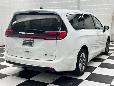 Used 2024 Chrysler Pacifica Limited FWD image 8