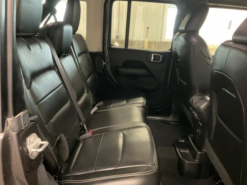 Used 2018 Jeep Wrangler Unlimited Sahara AWD/4WD image 27