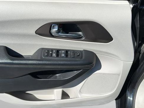 Used 2020 Chrysler Voyager LX FWD image 11