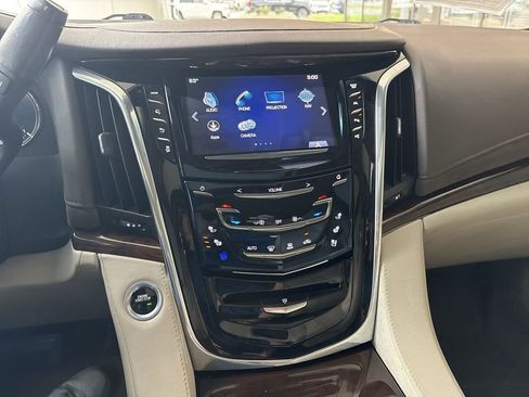 Used 2017 Cadillac Escalade ESV Luxury image 13