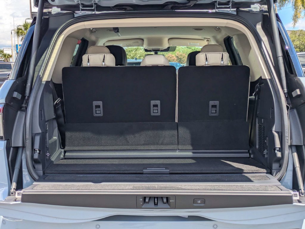 New 2027 Lincoln Navigator Premiere RWD image 13