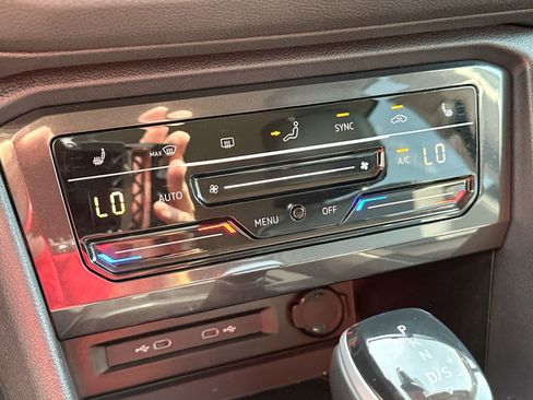 Used 2024 Volkswagen Tiguan SE image 18