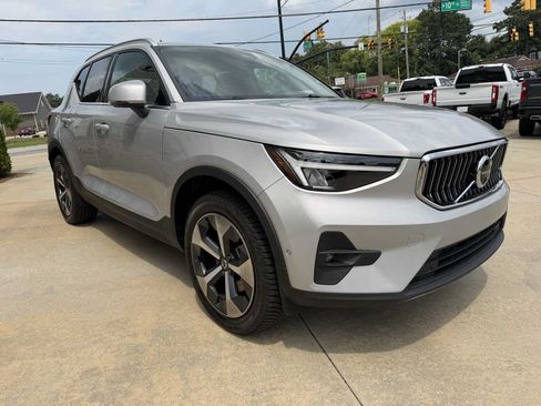 Used 2025 Volvo XC40 B5 Plus AWD/4WD image 5
