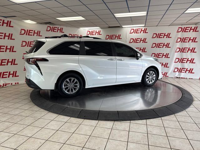 Used 2025 Toyota Sienna XLE w/ XLE Plus Package FWD image 33