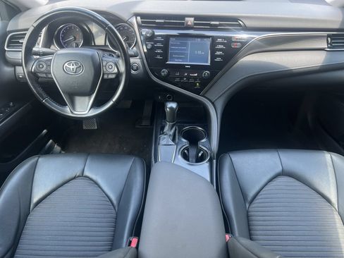 Used 2019 Toyota Camry SE w/ Convenience Package FWD image 2