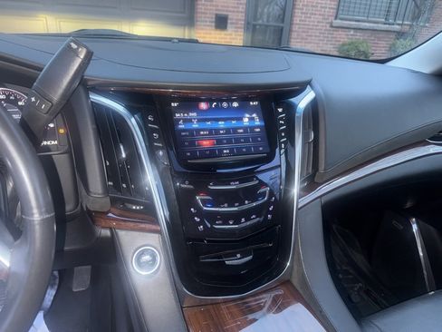 Used 2015 Cadillac Escalade Luxury image 12
