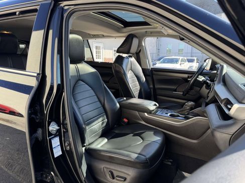 Used 2021 Toyota Highlander XLE image 11