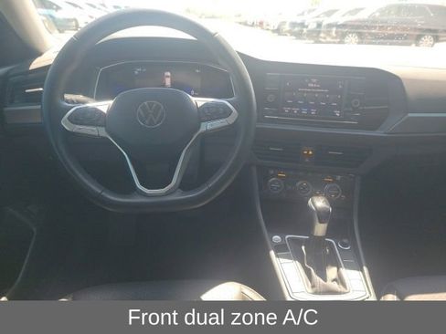 Used 2024 Volkswagen Jetta SE image 4