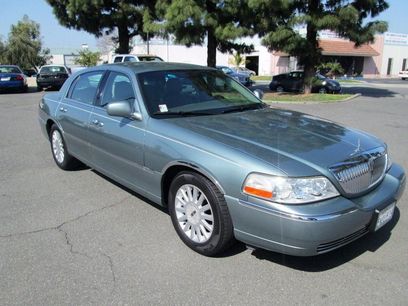 Used 2005 Lincoln Town Car Signature Limited