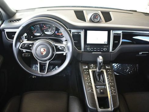 Used 2018 Porsche Macan image 45