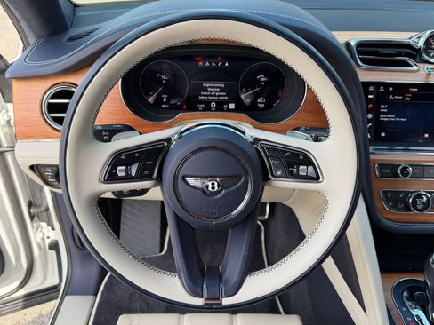 Used 2023 Bentley Bentayga image 17