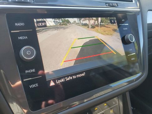 Used 2024 Volkswagen Tiguan SE image 32