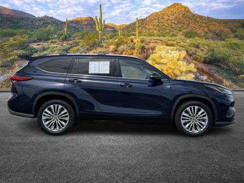 Used 2023 Toyota Highlander Platinum FWD image 3