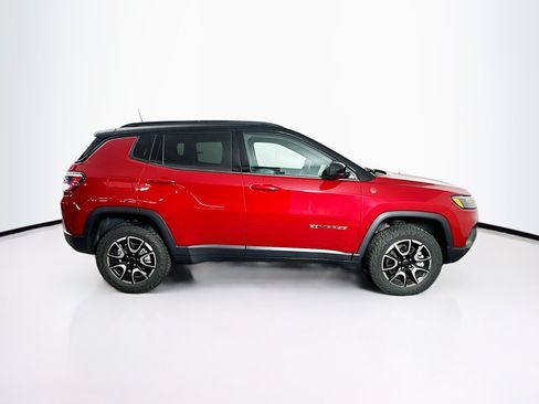 Used 2025 Jeep Compass Trailhawk AWD/4WD image 10