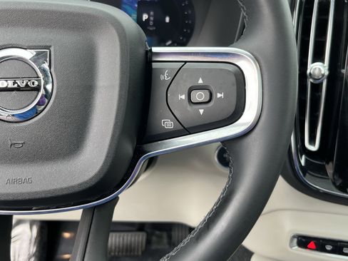 Used 2024 Volvo XC40 B5 Plus image 23