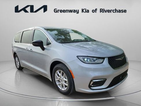 Used 2024 Chrysler Pacifica Touring-L FWD image 1