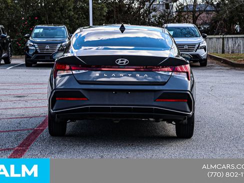 Used 2025 Hyundai Elantra SE FWD image 13