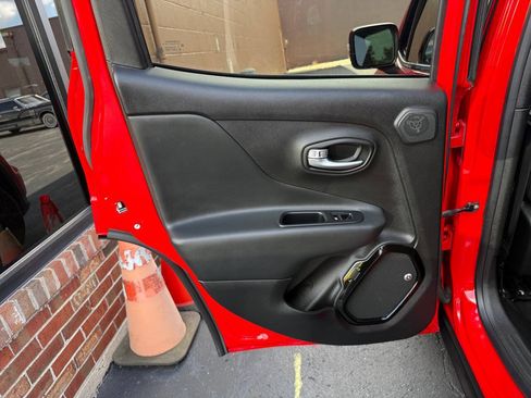 Used 2019 Jeep Renegade Altitude w/ UConnect 8.4 Nav Group FWD image 21
