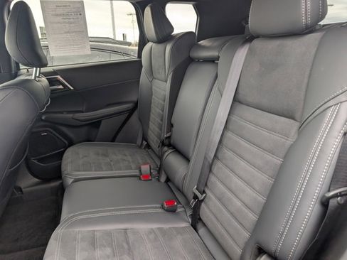 Used 2025 Mitsubishi Outlander SE image 8