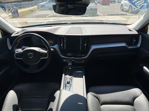 Used 2018 Volvo XC60 T6 Momentum w/ Convenience Package image 9