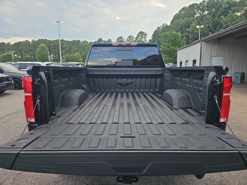 Used 2025 Chevrolet Silverado 2500 ZR2 w/ Technology Package AWD/4WD image 13