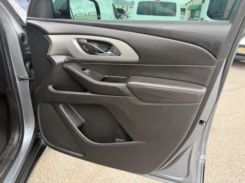 Used 2020 Chevrolet Traverse LT FWD image 19
