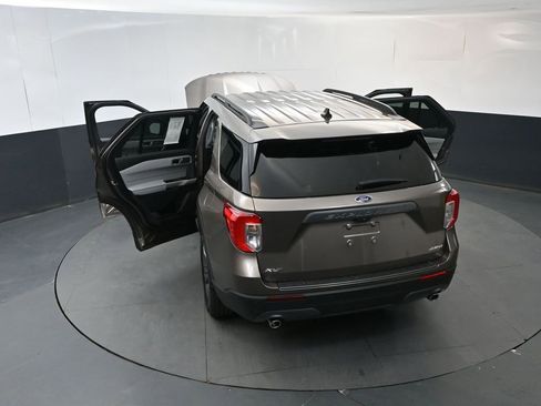 Used 2021 Ford Explorer XLT w/ Equipment Group 202A AWD/4WD image 18