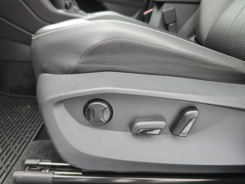 Certified 2024 Volkswagen Tiguan SE FWD image 30