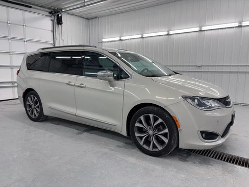 Used 2017 Chrysler Pacifica Limited w/ UConnect Theater Package FWD image 9