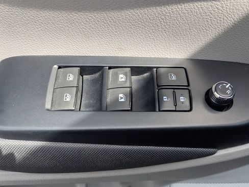 Used 2017 Toyota Highlander LE FWD image 49