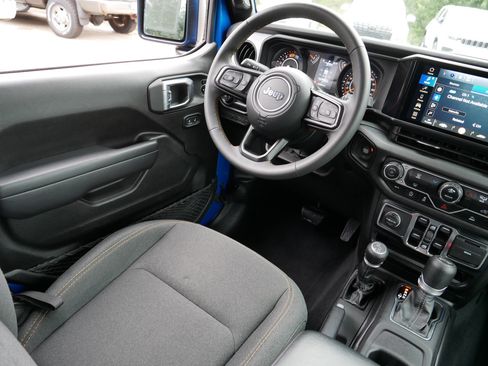 Used 2024 Jeep Wrangler Sport S image 9