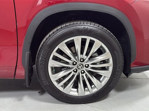 Certified 2025 Toyota Highlander Platinum image 22