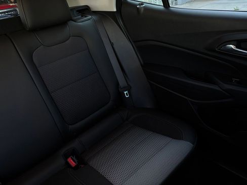 Used 2025 Chevrolet Trax LT image 36