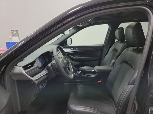 New 2025 Jeep Grand Cherokee Altitude image 10