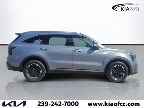 Certified 2025 Kia Sorento S FWD image 3