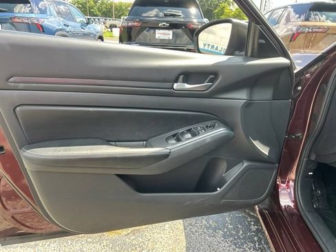 Used 2025 Nissan Altima 2.5 SV FWD image 11