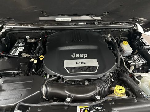 Used 2018 Jeep Wrangler Unlimited Rubicon w/ Connectivity Group image 26