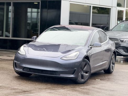 Used 2019 Tesla Model 3 Standard Range image 2