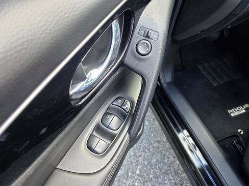 Used 2019 Nissan Rogue Sport SL FWD image 16