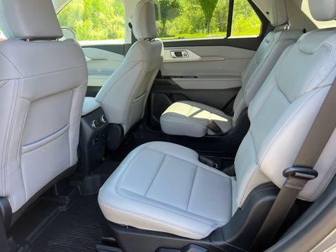 Used 2026 Ford Explorer Active AWD/4WD image 4